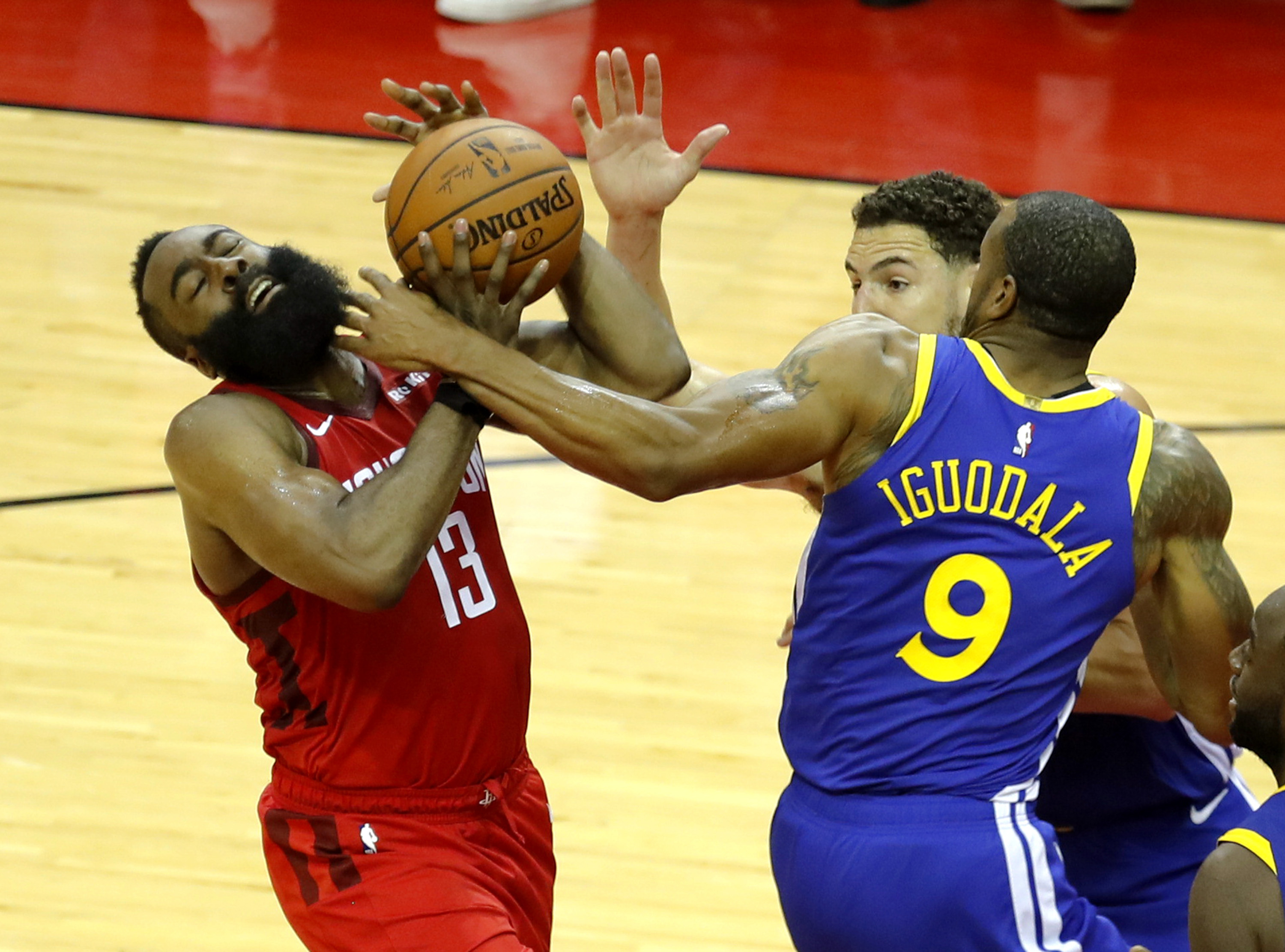 骑士完胜鹈鹕，德罗赞关键制胜